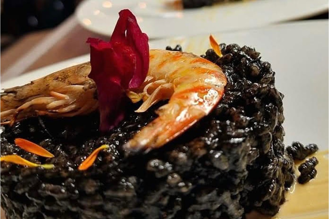 Arroz negro con sepia, langostinos y alioli de erizo de mar. Restaurante Nueve de 9.