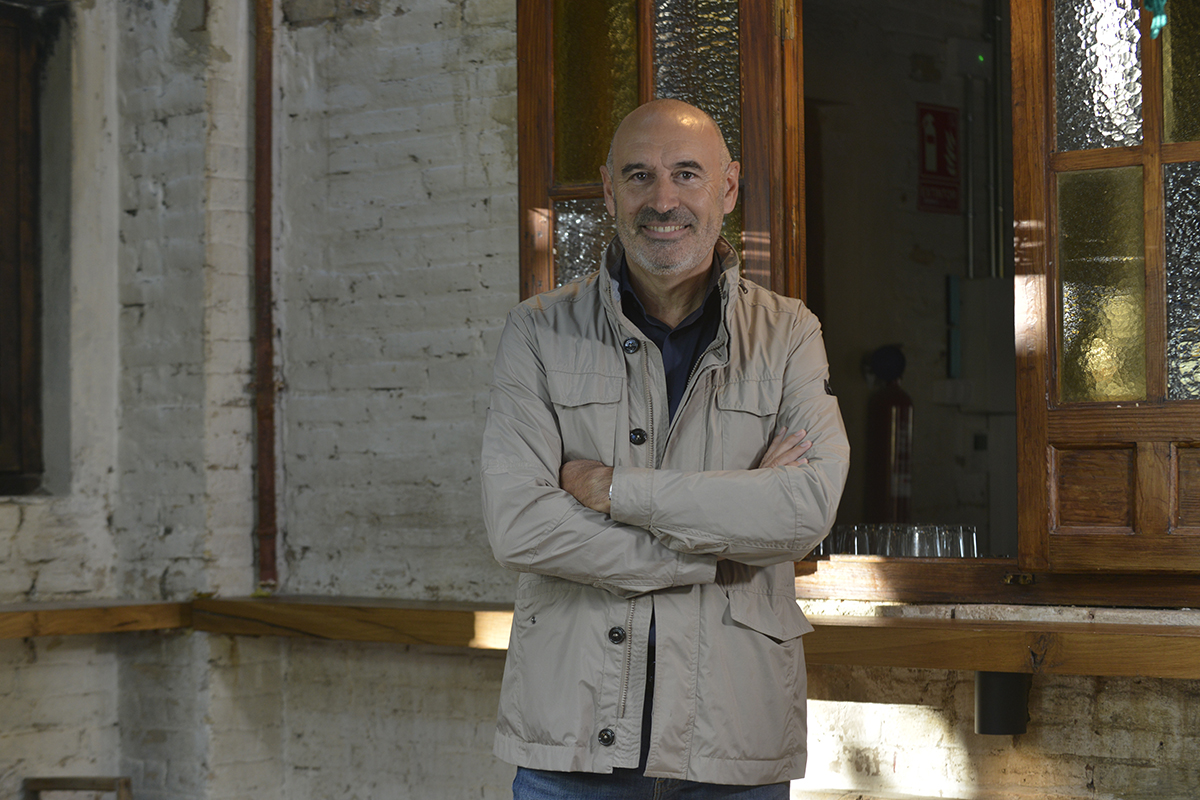 Bodegas Mustiguillo es reconocida a nivel internacional gracias al excelso trabajo del enólogo valenciano Toni Sarrión. Primero apostó por elaborar grandes vinos de bobal, a mediados de los 90. Después hizo lo propio con la merseguera. Uvas autóctonas para ser singular.