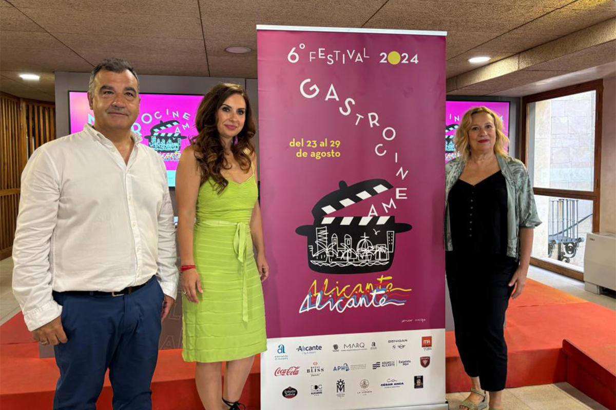 Presentación de VI Gastro Cimema por Ana Poquet, Vicente Seva y Ángeles Ruiz.