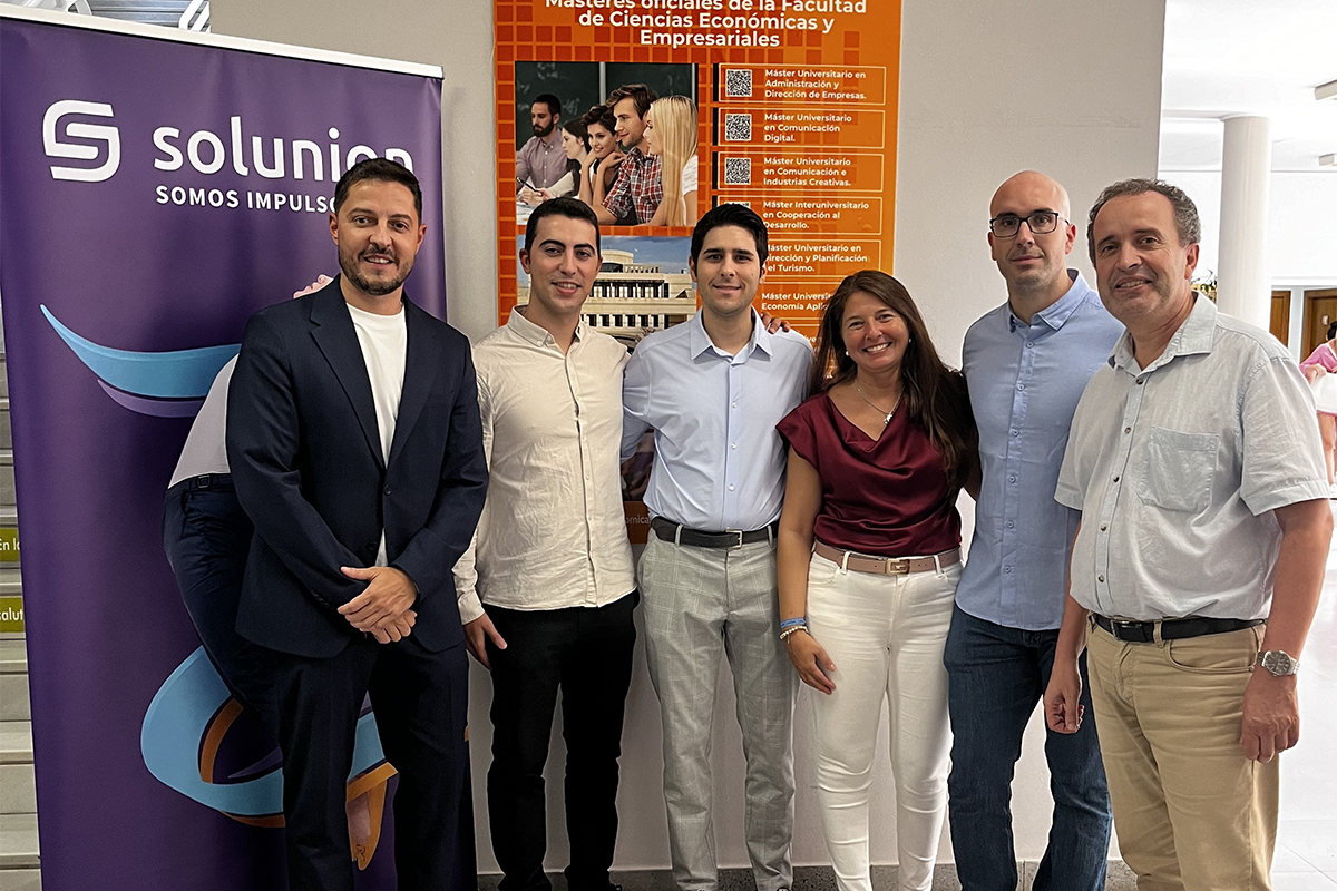 Participantes de la firma del acuerdo con Solunion S. A. De derecha a izquierda de la imagen: Bartolomé Marco-Lajara, Eduardo Sánchez García, Patricia Zaragoza Sáez, Luis Antonio Millán Tudela, Javier Martínez Falcó y Luis Poveda Rico.