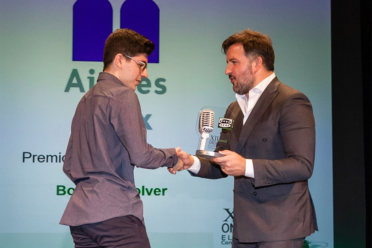 Adrián Cañizares, representante de la nueva generación de Bodegas Volver, recogiendo el premio.