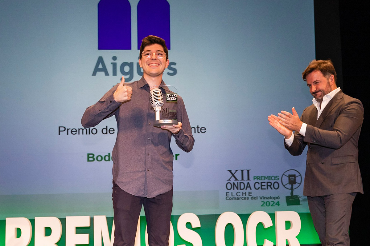 Adrián Cañizares, representante de la nueva generación de Bodegas Volver, recogiendo el premio.