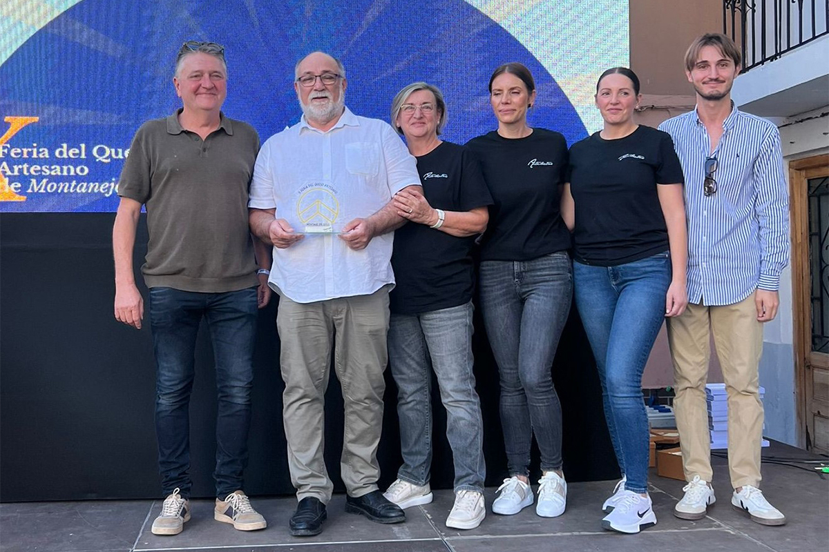 El alcalde Miguel Sandalinas junto a Javier Senent, su equipo y Sebastian Gómez.