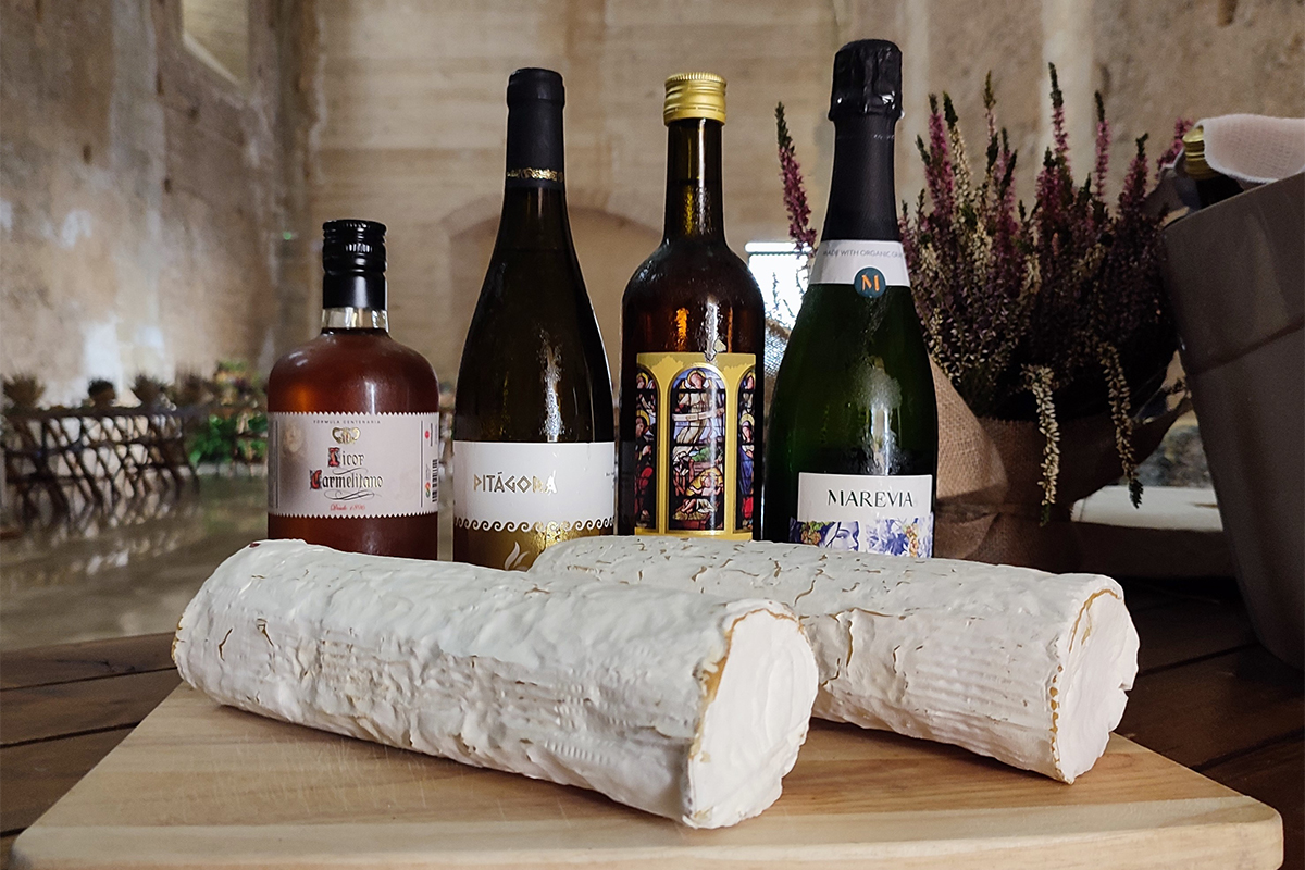 Rulo de Cabra y vinos en el refectorio del Monasterio de la Valldigna.