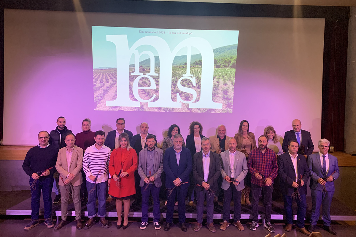 Imagen del Manifiesto Monastrell celebrado en Villena en 2024 con alcaldes de las localidades productoras.