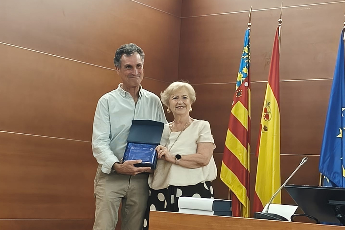 Inmaculada Álvarez entregó la placa conmemorativa a Félix Martínez, director de la bodega Vera de Estenas.