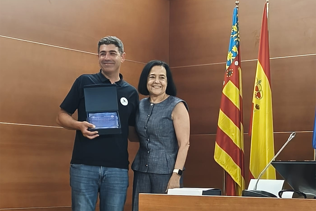 María José García entregó el reconocimiento al vino mejor puntuado, Flor de Ahillas Blanco 2024, a Juanjo Martínez, enólogo de la bodega.